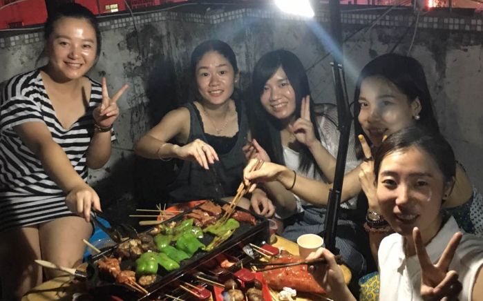 為慶祝珠寶商四五月的輝煌業(yè)績 珠寶商技術(shù)團隊集體燒烤